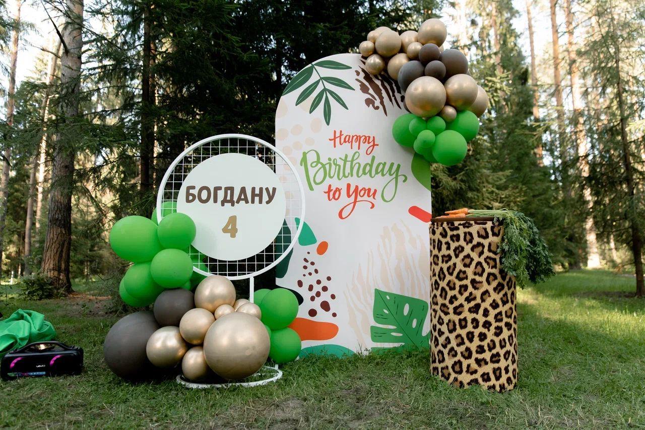 Готовая фотозона в тематике джунглей
